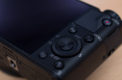 ダイヤルを回して絞りやISO、露出補正が調整できます。