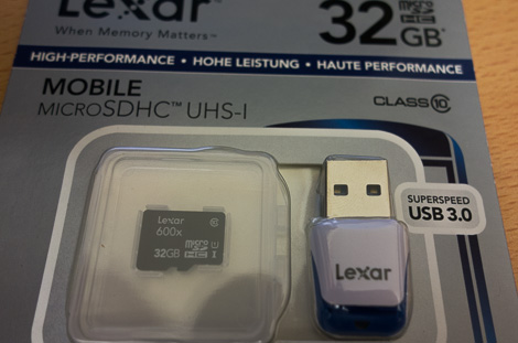 レキサーのUHS-I対応高速microSDカード。メーカーのおまけだってことで相性面の心配いらず。